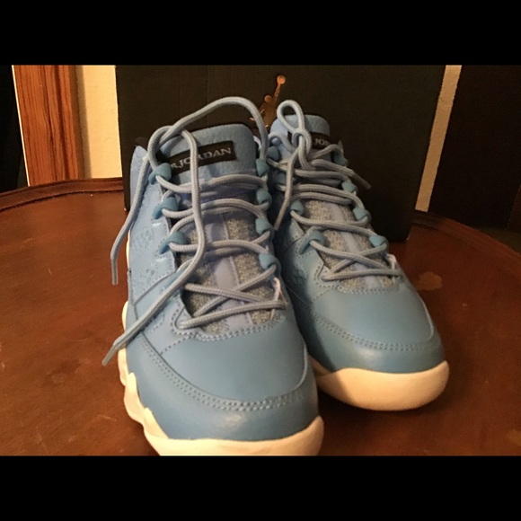 Jordan Retro Low Pantone